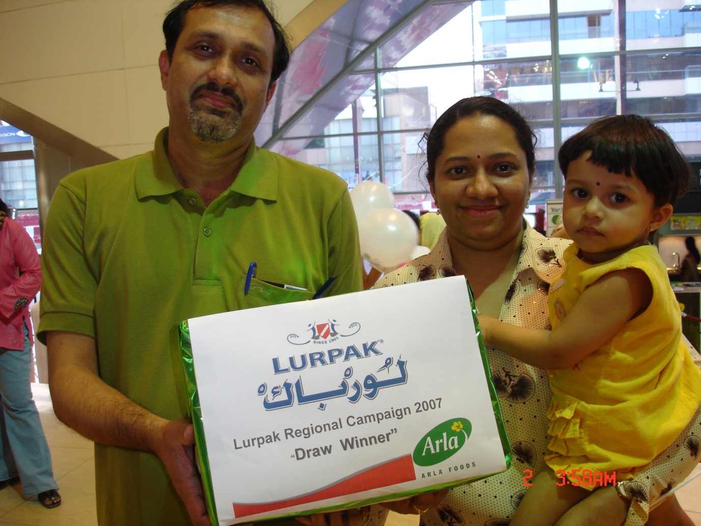 Fame lifestyle delivers Lurpak gift to a winner in the mall